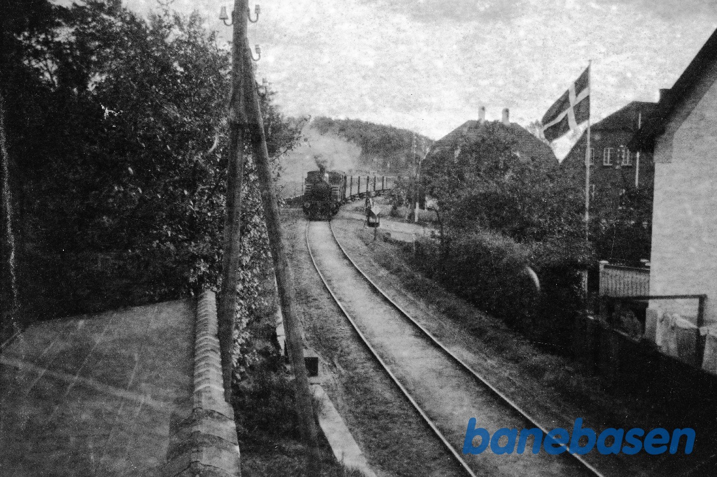 Tog med damplokomotiv fra OMB under indkørsel fra Odense passerer nuv. Skovvej Tog med damplokomotiv fra OMB under indkørsel fra Odense passerer nuv. Skovvej