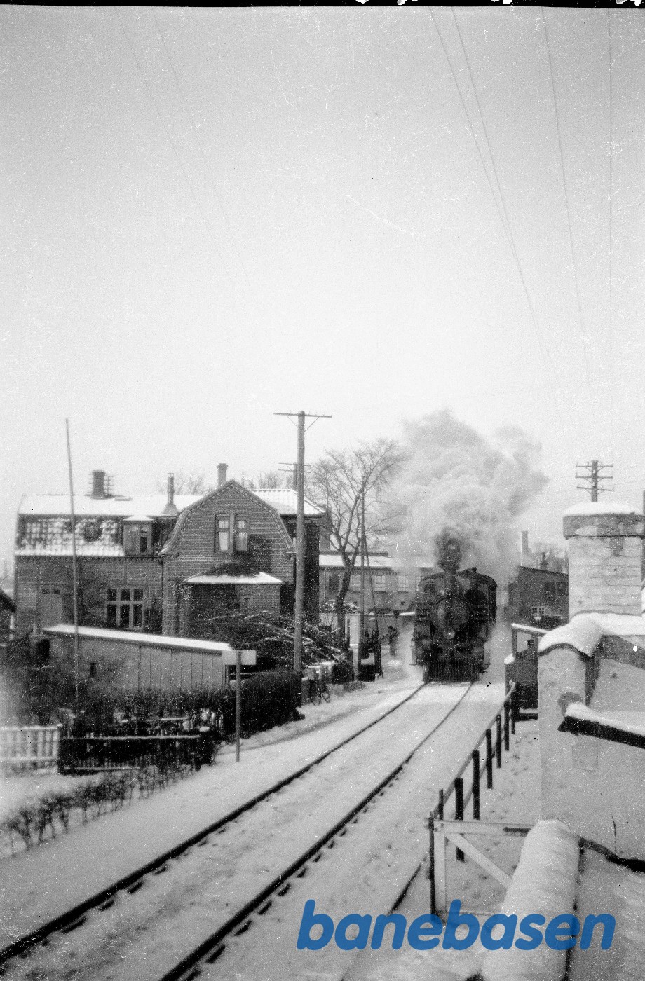 Tog med damplokomotiv fra OMB under indkørsel fra Odense passerer nuv. Skovvej Tog med damplokomotiv fra OMB under indkørsel fra Odense passerer nuv. Skovvej