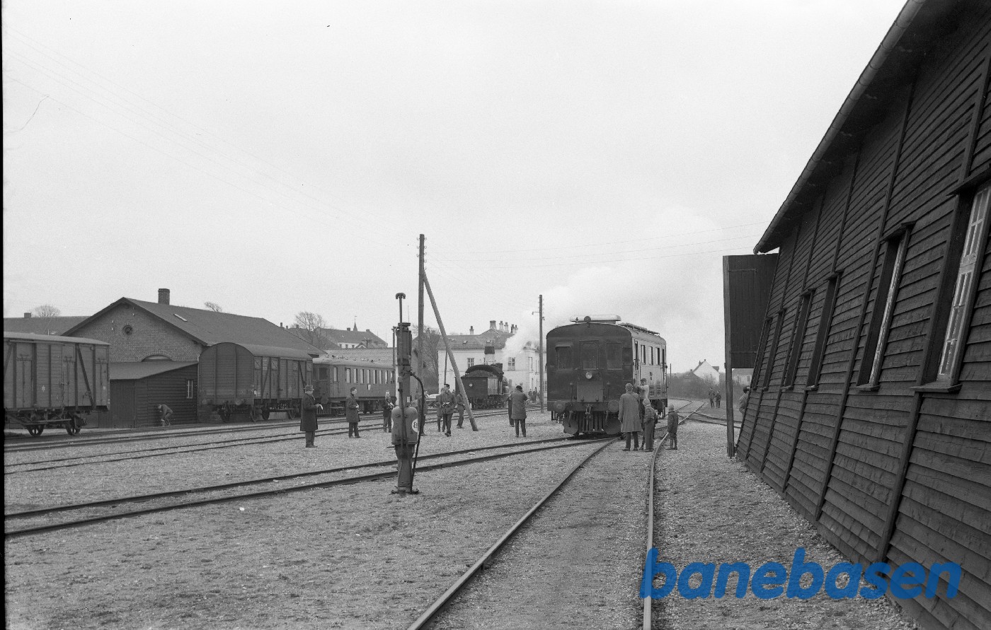 Ebeltoft station med M 4 og D 900 (udflugtstog for DJK) Ebeltoft station med M 4 og D 900 (udflugtstog for DJK)