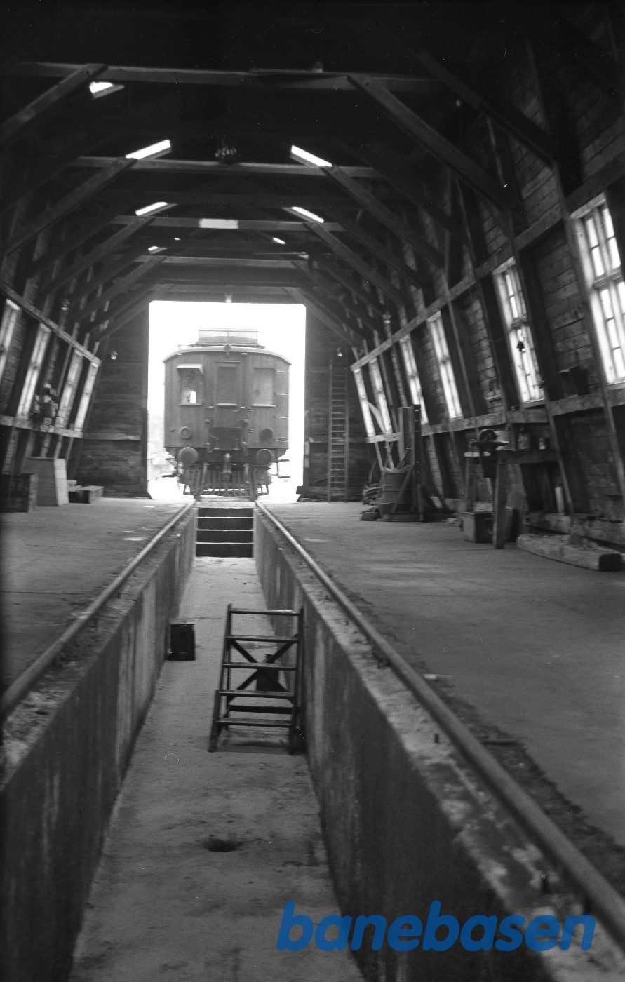 Interiør fra remise med M 1 i portåbningen Interiør fra remise med M 1 i portåbningen