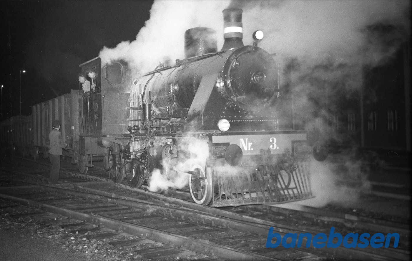 Damplokomotiv NFJ 3 med godstog på Odense station Damplokomotiv NFJ 3 med godstog på Odense station