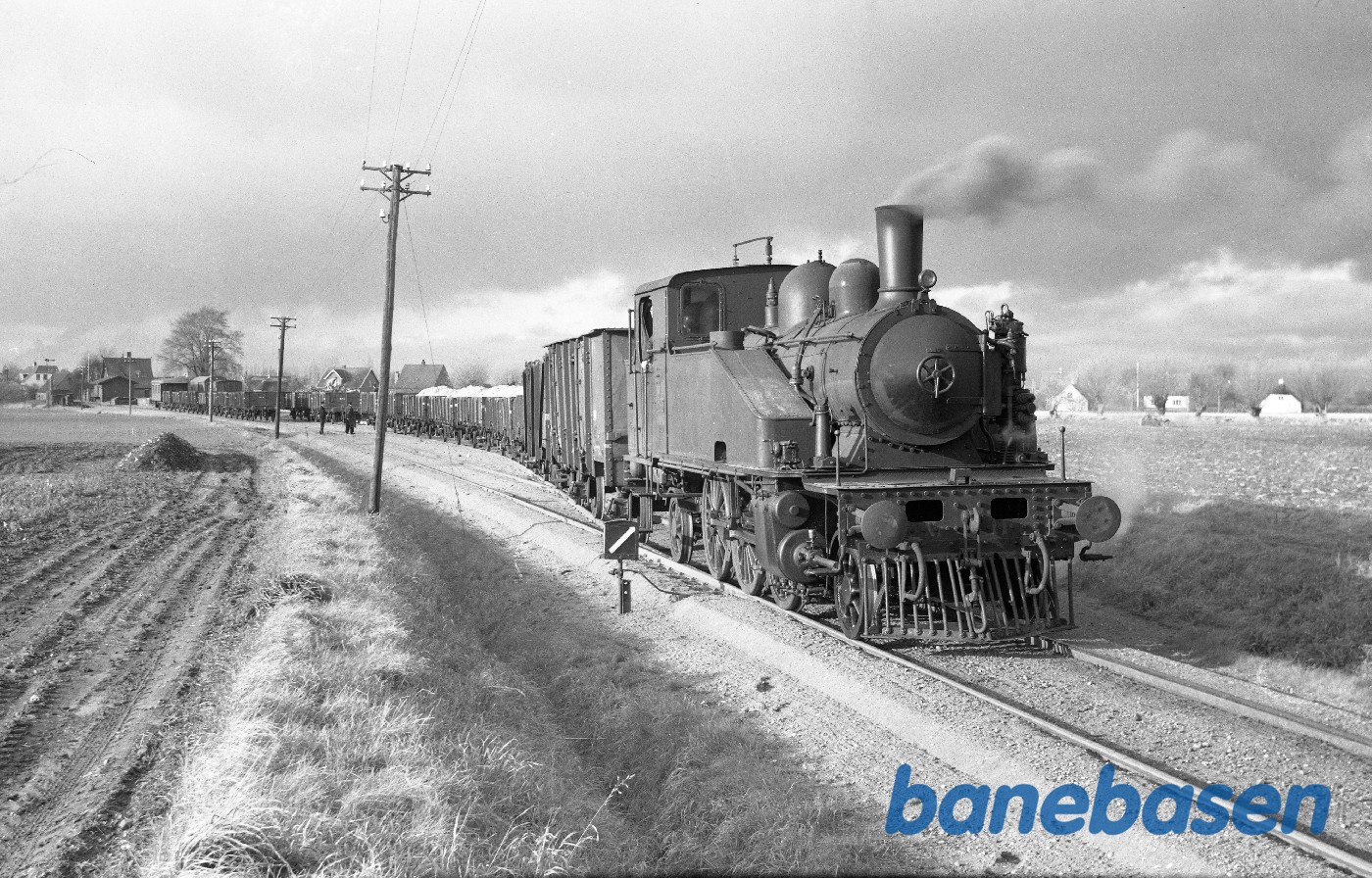 Damplokomotiv nr. 14 rangerer med roevogne Damplokomotiv nr. 14 rangerer med roevogne