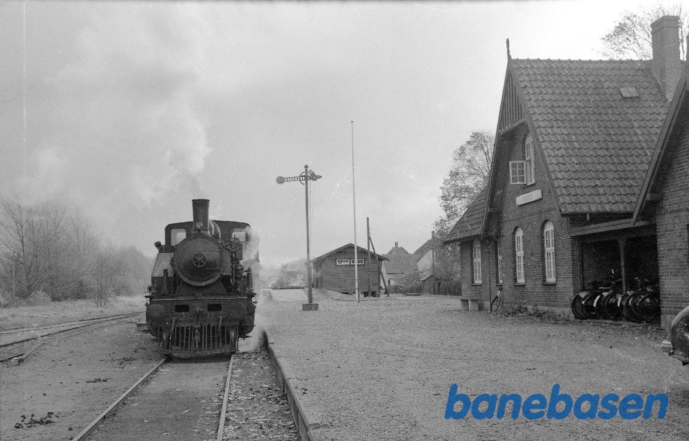 Damplokomotiv nr. 14 rangerer med roevogne Damplokomotiv nr. 14 rangerer med roevogne