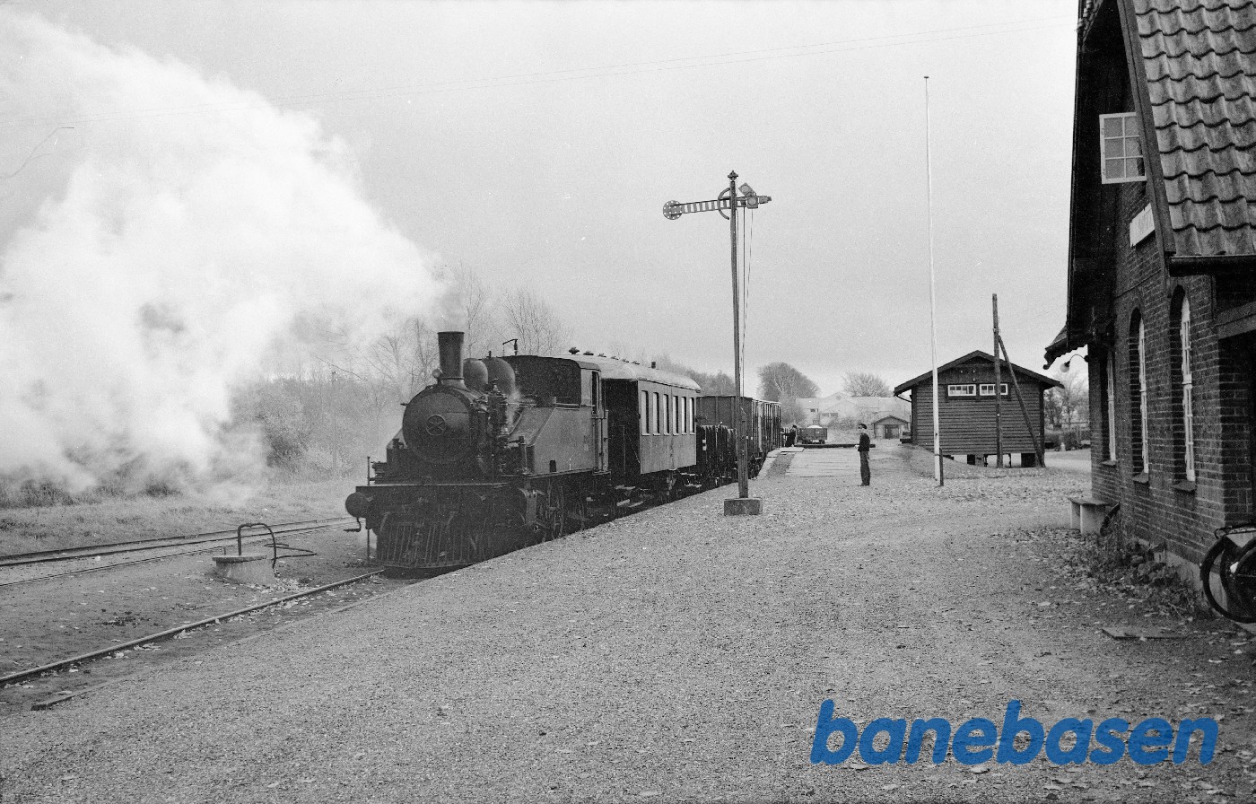 Damplokomotiv nr. 14 rangerer med roevogne Damplokomotiv nr. 14 rangerer med roevogne