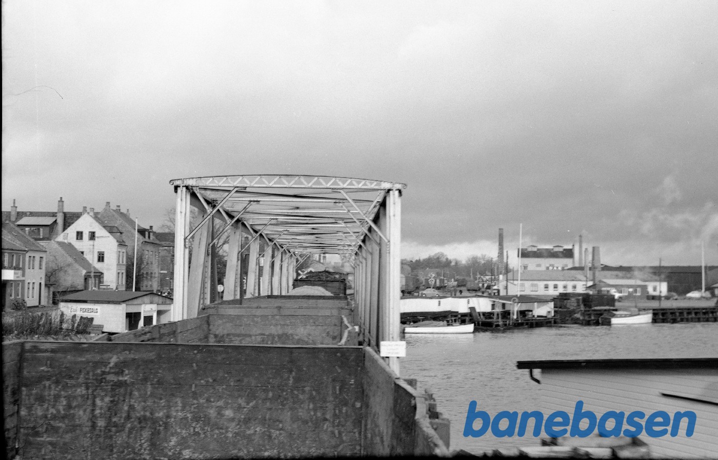 Vue fra togførervogn hen over roetog der passerer broen over Kerteminde Fjord Vue fra togførervogn hen over roetog der passerer broen over Kerteminde Fjord