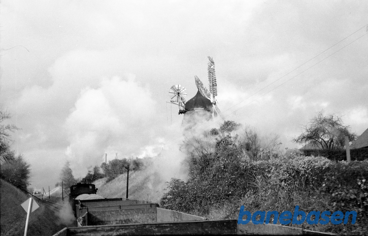 Vue fra togførervogn hen over roetog under udkørsel mod Martofte Vue fra togførervogn hen over roetog under udkørsel mod Martofte