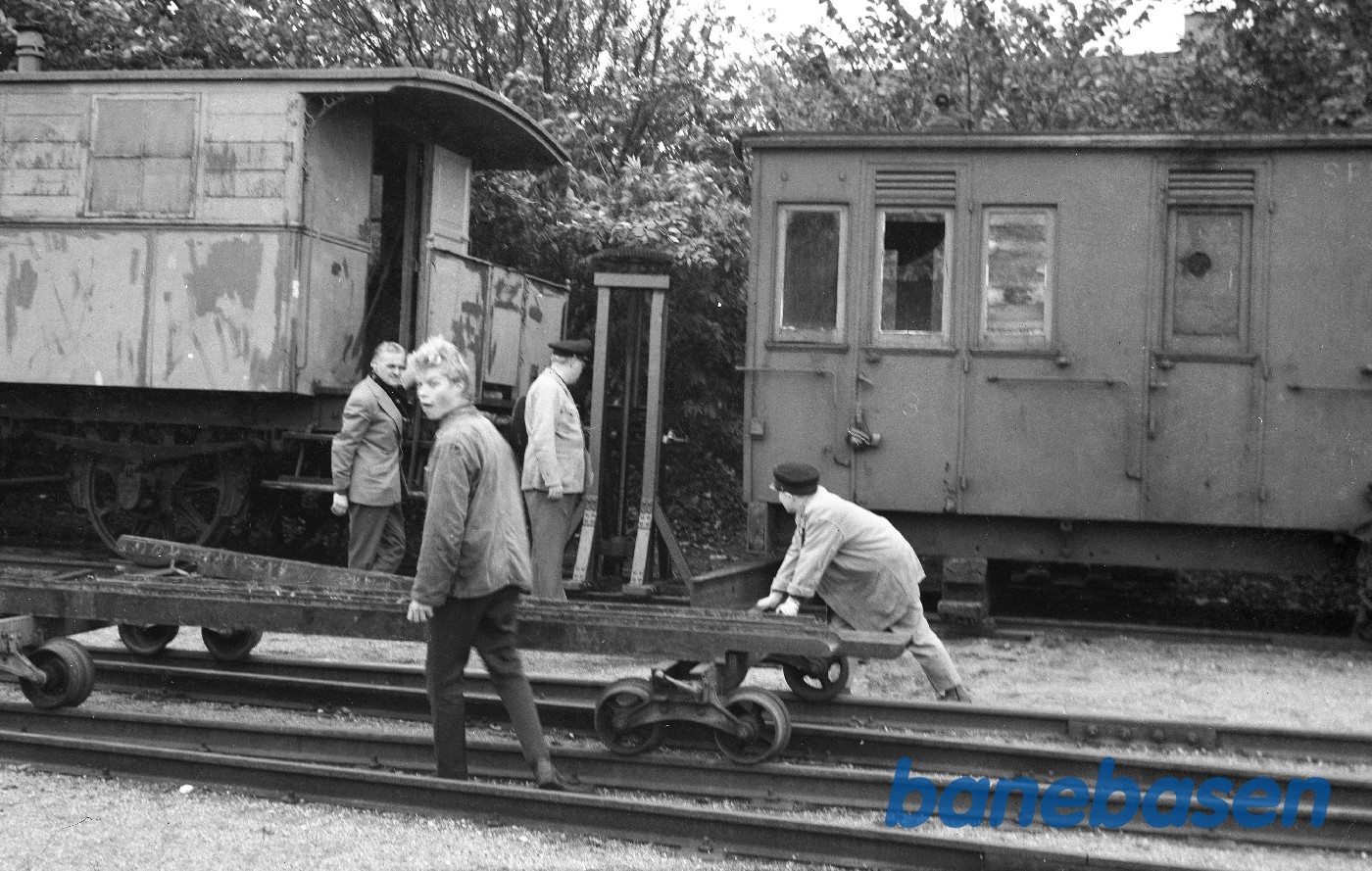 Transport af jerndragere på deploier, i baggrunden vognkasse SFJ CA 50 Transport af jerndragere på deploier, i baggrunden vognkasse SFJ CA 50