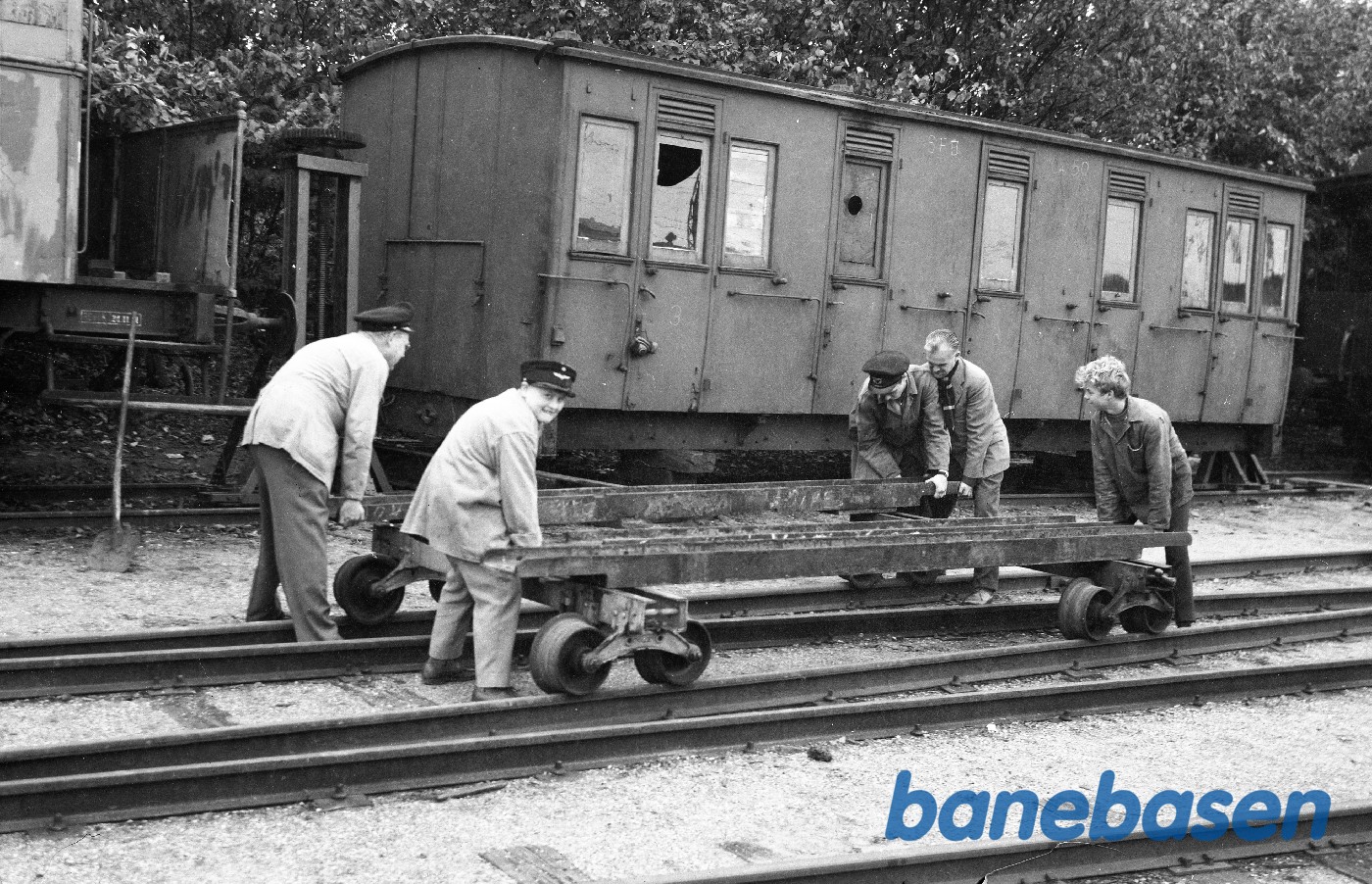 Transport af jerndragere på deploier, i baggrunden vognkasse SFJ CA 50 Transport af jerndragere på deploier, i baggrunden vognkasse SFJ CA 50