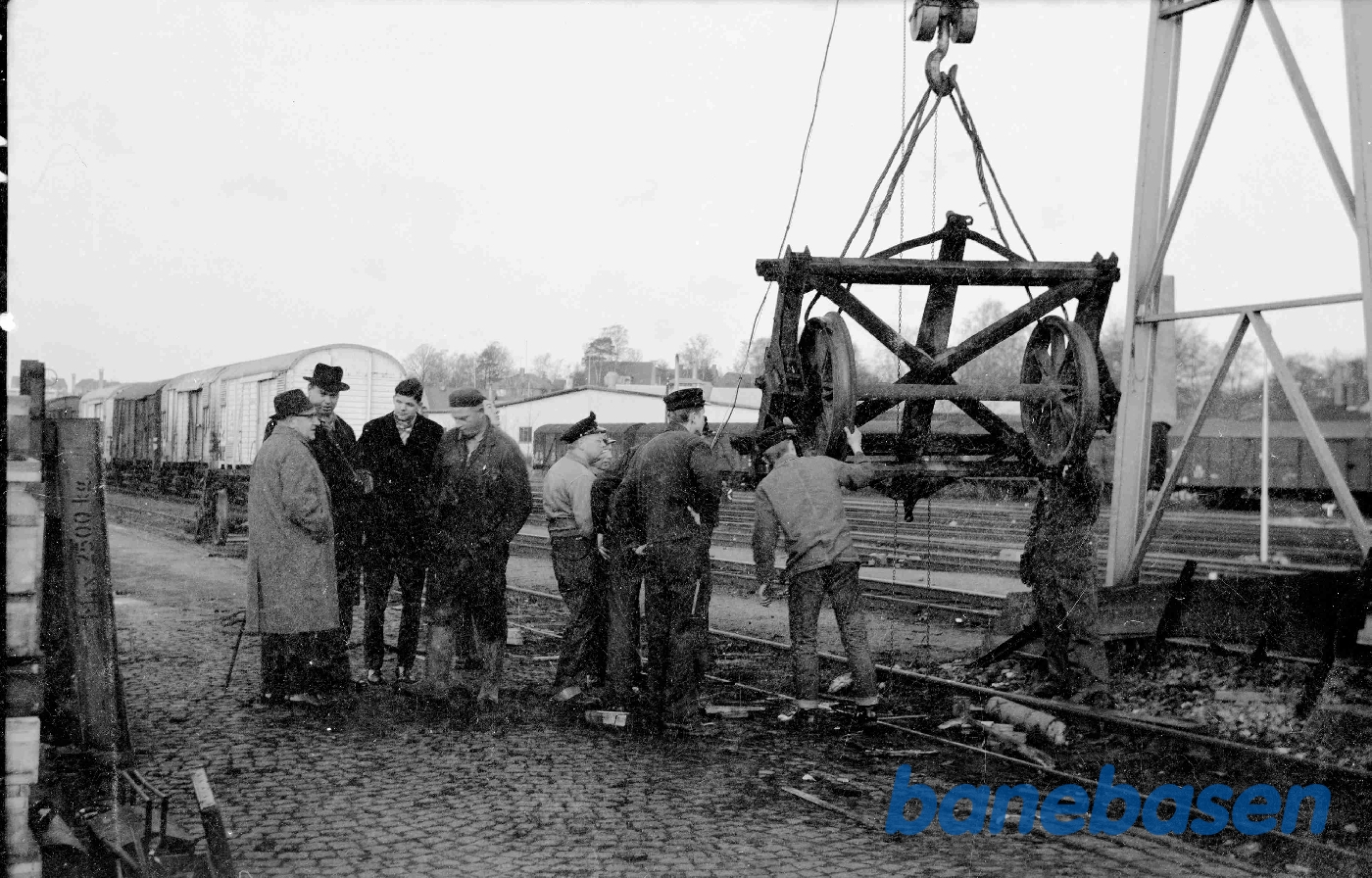 Del af undervogn til GDS P 209 under læsning for transport til Maribo Del af undervogn til GDS P 209 under læsning for transport til Maribo