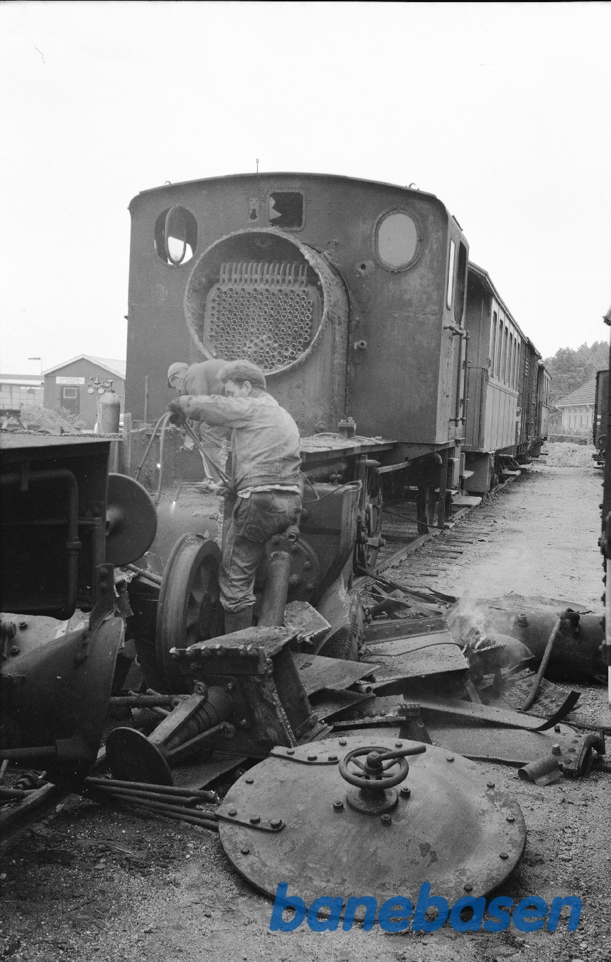 Damplokomotiv nr. 10 under ophugning Damplokomotiv nr. 10 under ophugning