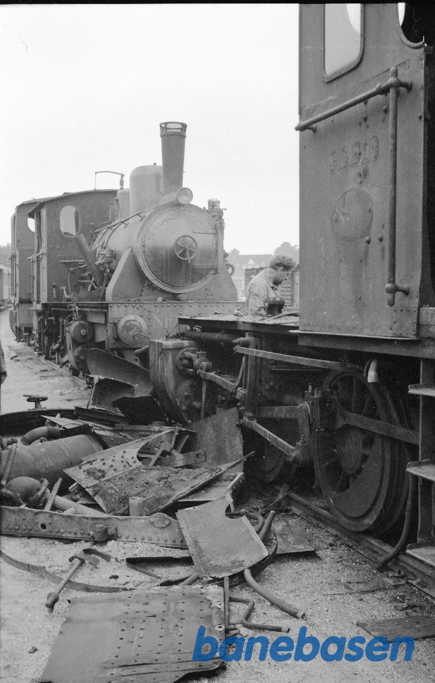 Damplokomotiv nr. 10 + 5 + 9 på vej til/under ophug Damplokomotiv nr. 10 + 5 + 9 på vej til/under ophug