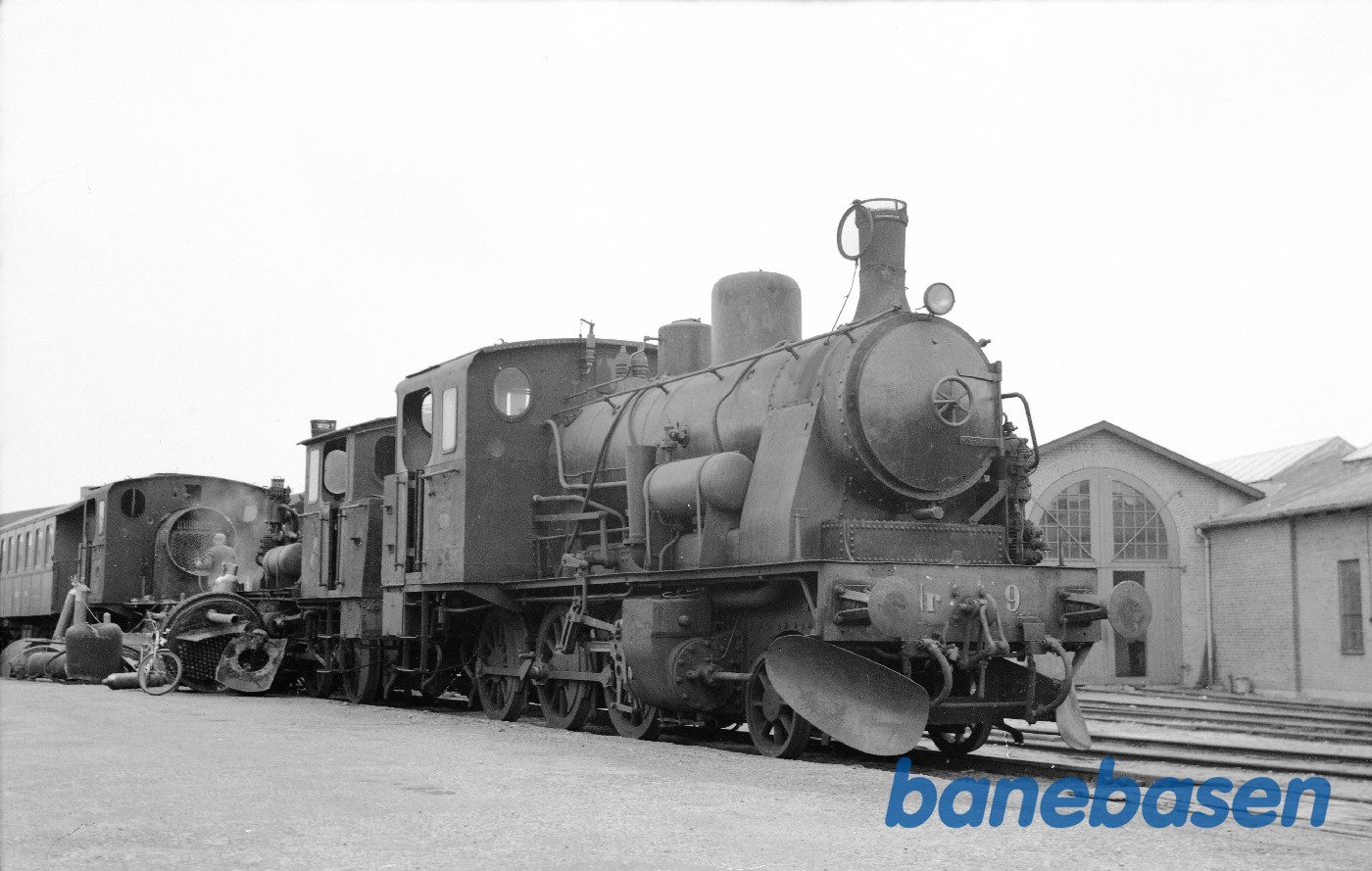 Damplokomotiv nr. 9 + 5 + 10 på vej til/under ophug Damplokomotiv nr. 9 + 5 + 10 på vej til/under ophug