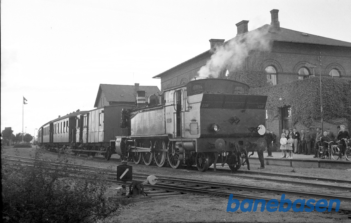 TKVJ DF 130 med DJK udflugtstog TKVJ DF 130 med DJK udflugtstog