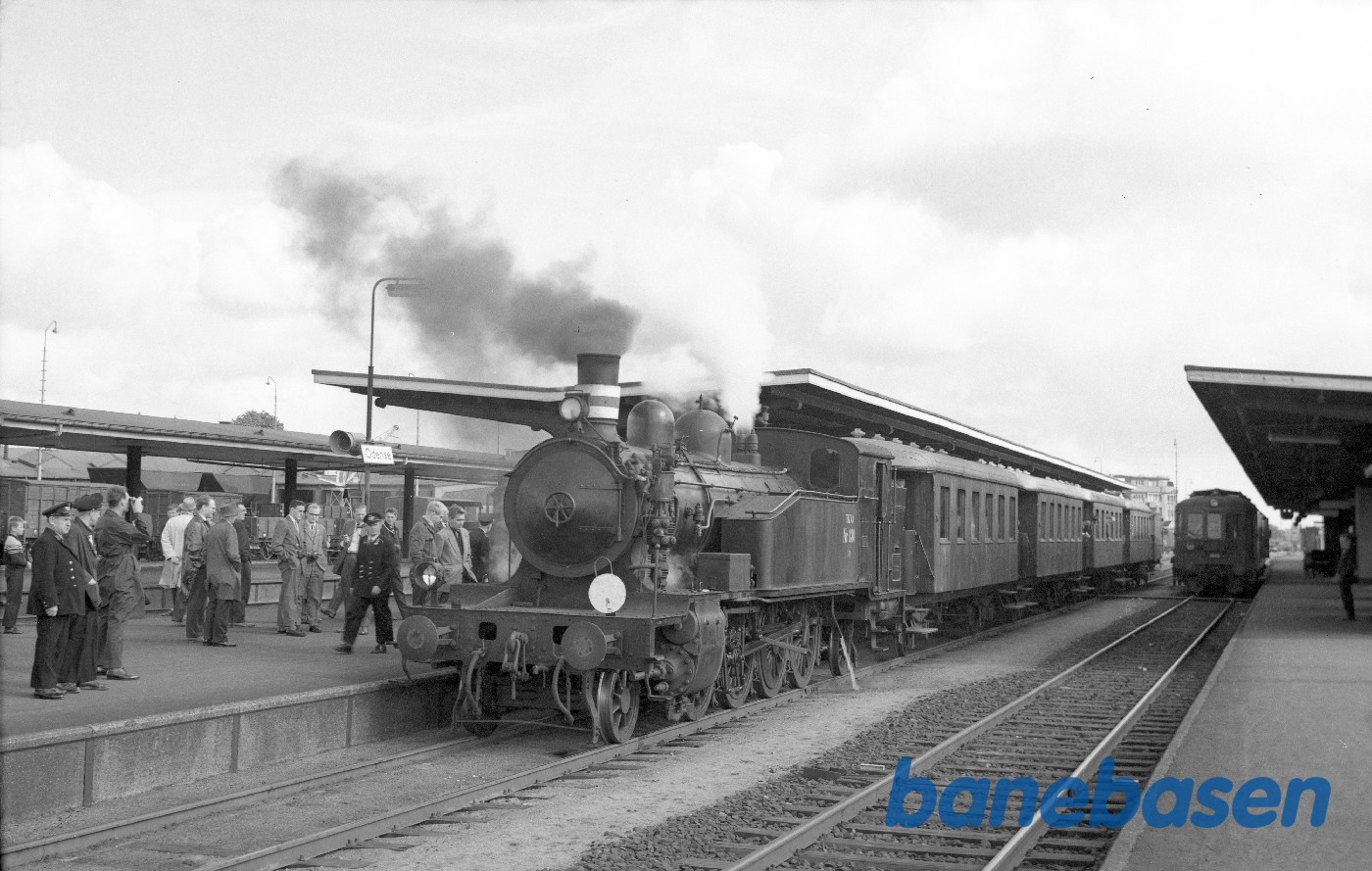 TKVJ DF 130 med DJK udflugtstog TKVJ DF 130 med DJK udflugtstog