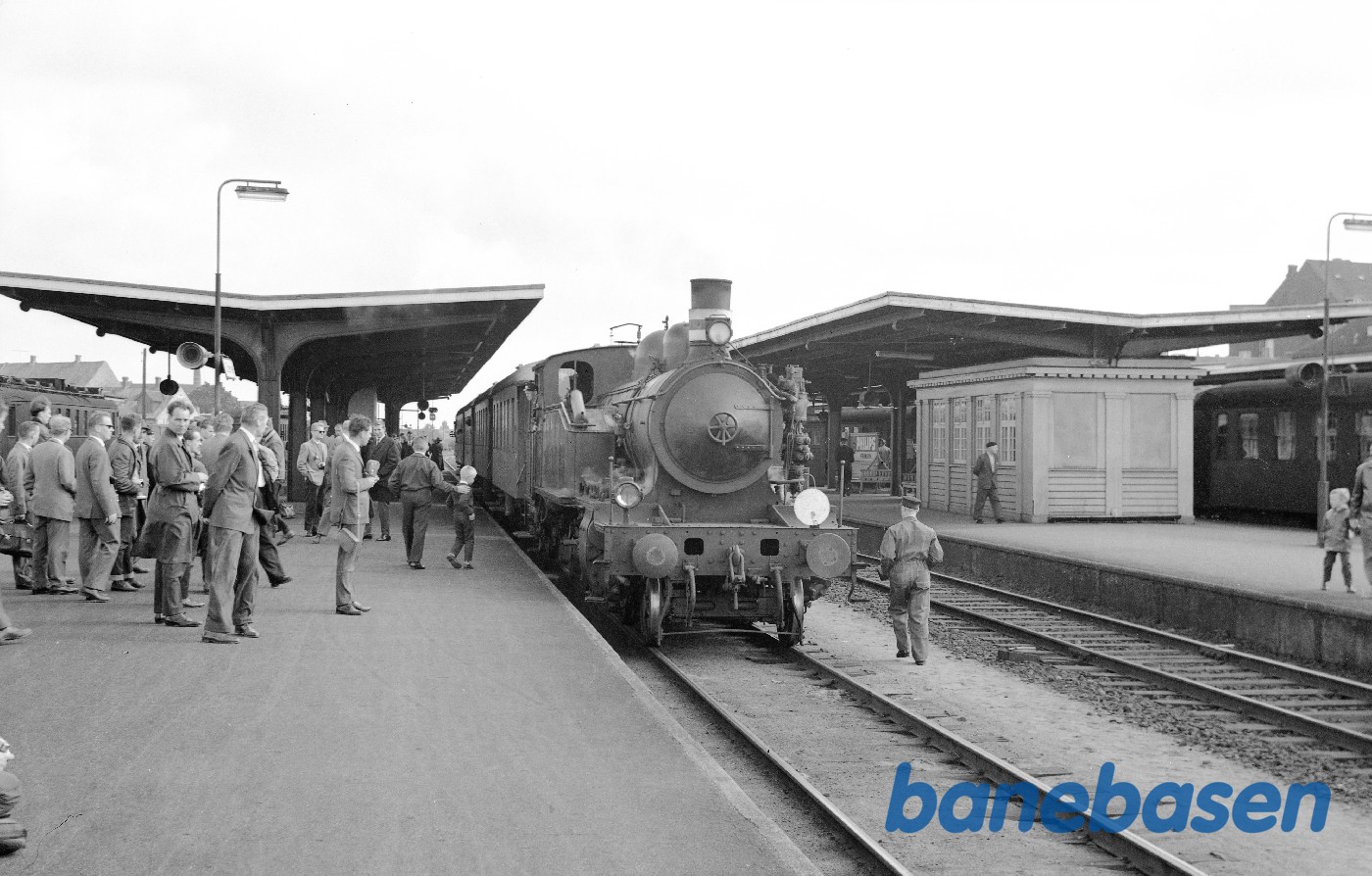 TKVJ DF 130 med DJK udflugtstog TKVJ DF 130 med DJK udflugtstog