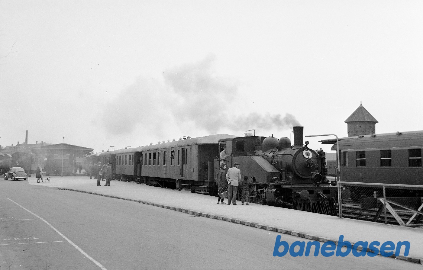 OKMJ 14 med DJK udflugtstog på Svendborg-Nyborg banen OKMJ 14 med DJK udflugtstog på Svendborg-Nyborg banen