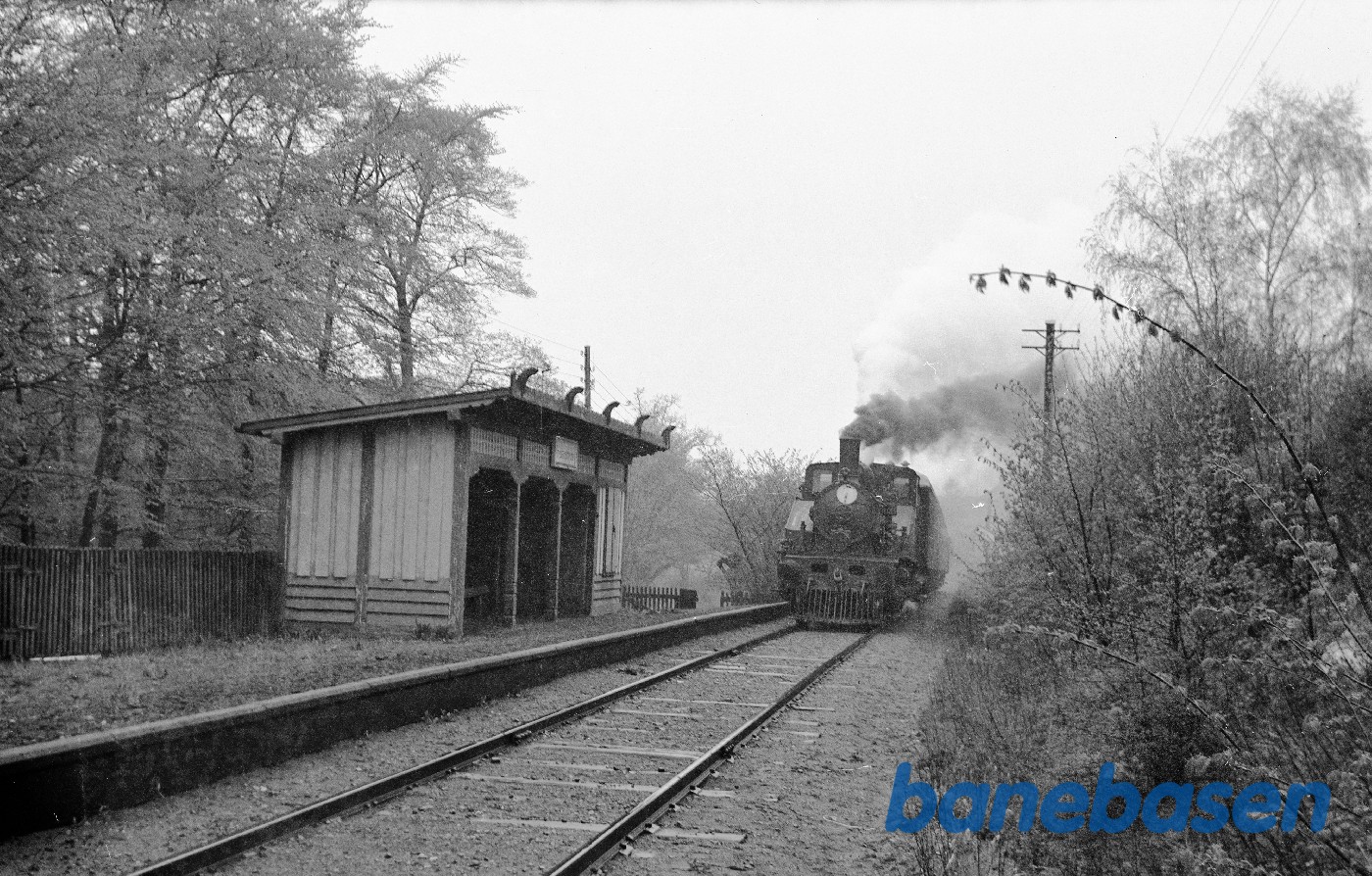 OKMJ 14 med DJK udflugtstog på Svendborg-Nyborg banen OKMJ 14 med DJK udflugtstog på Svendborg-Nyborg banen