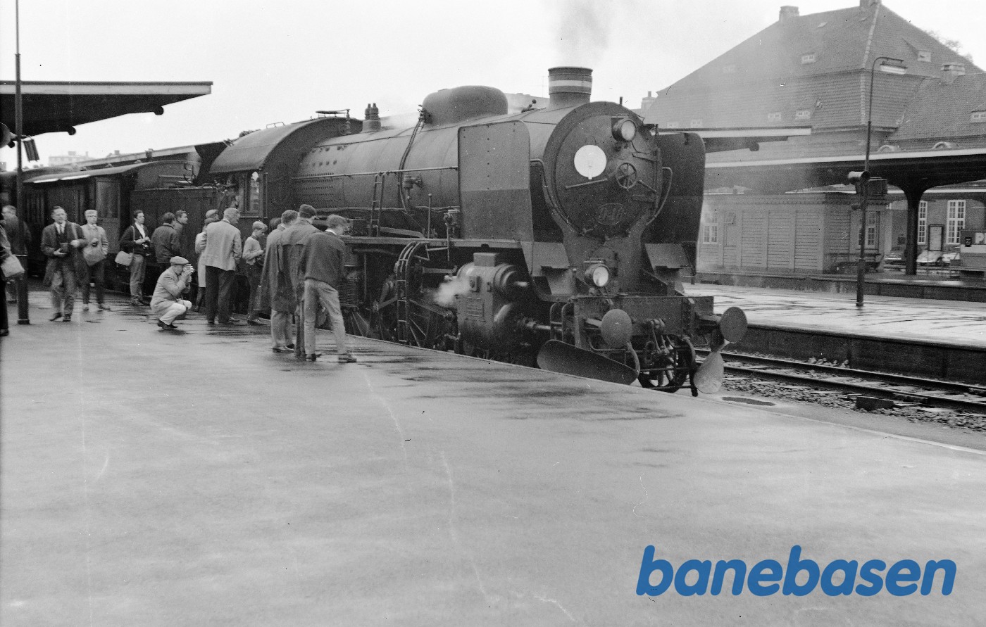 R 946 med udflugtstog for DJK til Assens R 946 med udflugtstog for DJK til Assens