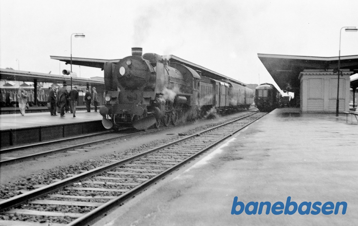 R 946 med udflugtstog for DJK til Assens R 946 med udflugtstog for DJK til Assens