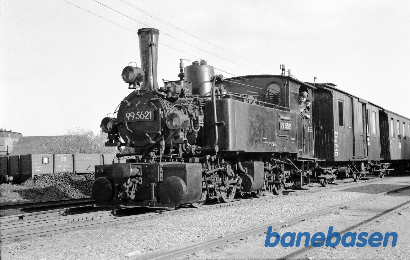 99 5621 med persontog 99 5621 med persontog