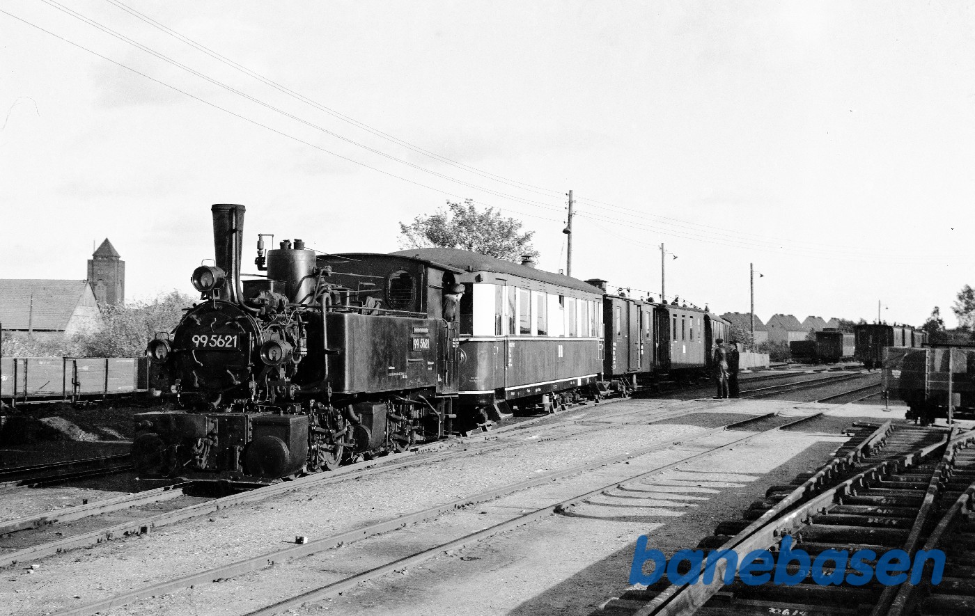 99 5621 med persontog 99 5621 med persontog