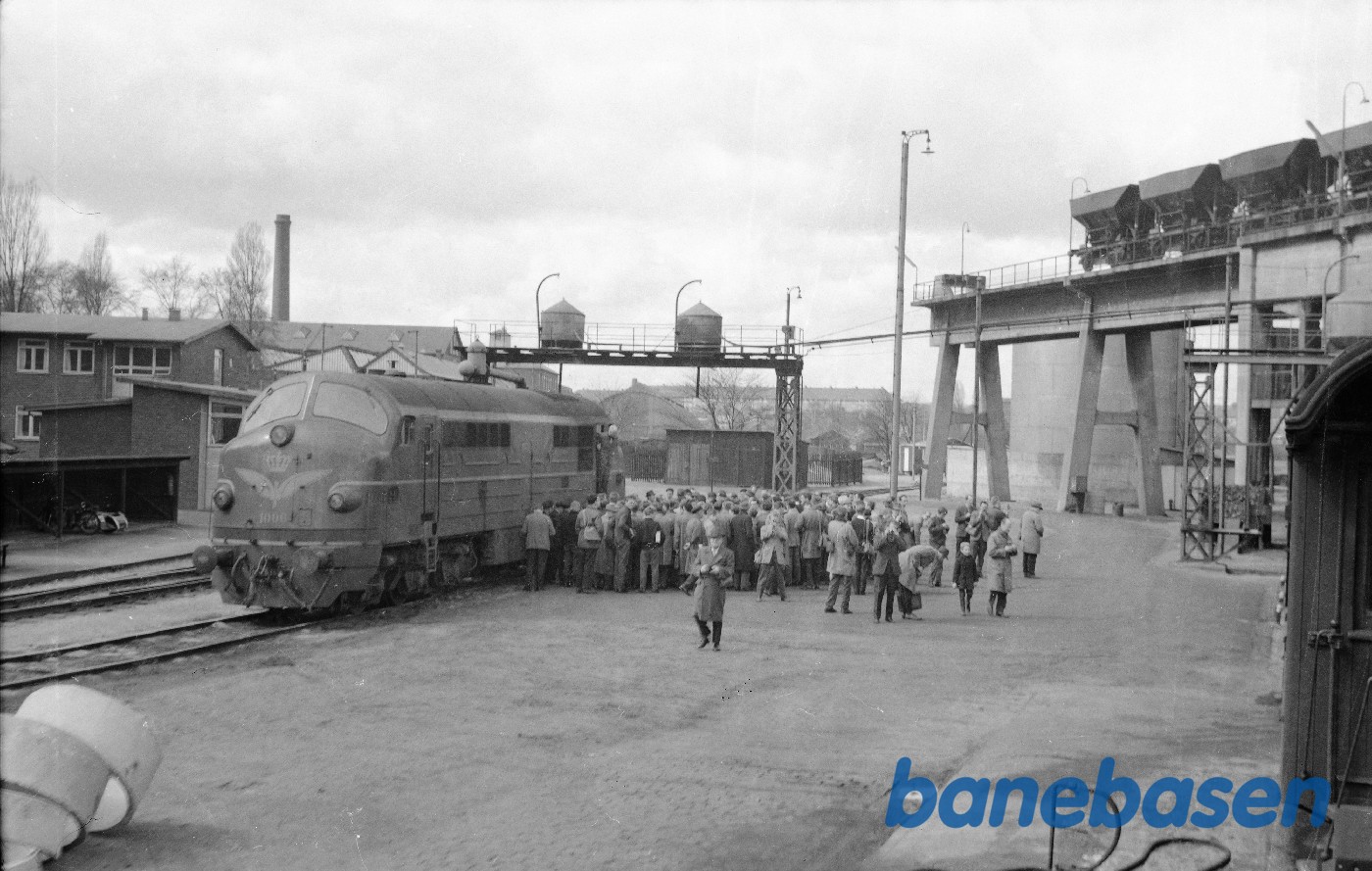 Jernbaneenthusiaster flokkes omkring MX 1006 Jernbaneenthusiaster flokkes omkring MX 1006