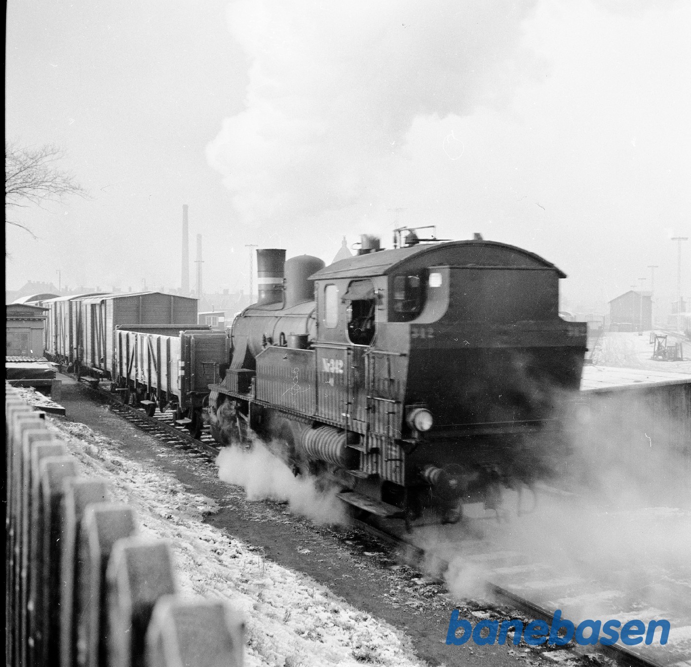 Q 342 rangerer med godsvogne Q 342 rangerer med godsvogne