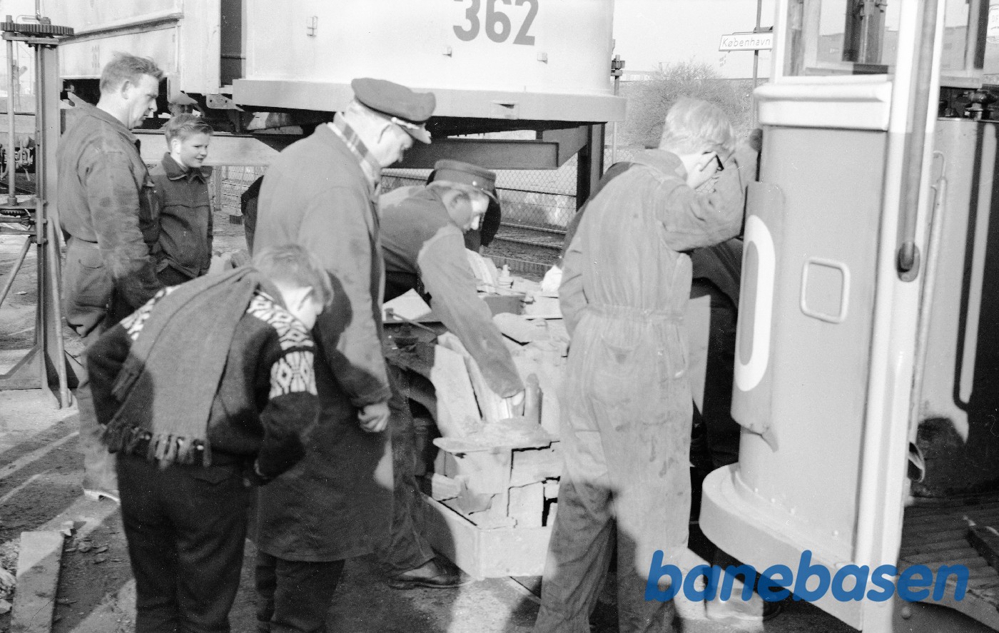 Læsning af KS motorvogn 362 for trsp. til Vejle i bytte for VVGJ C 23 Læsning af KS motorvogn 362 for trsp. til Vejle i bytte for VVGJ C 23