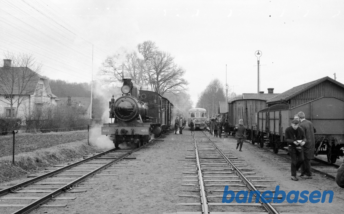 L2t 4013 med persontog L2t 4013 med persontog