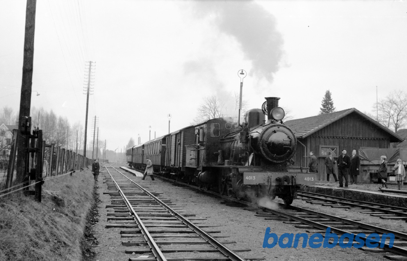 L2t 4013 med persontog L2t 4013 med persontog