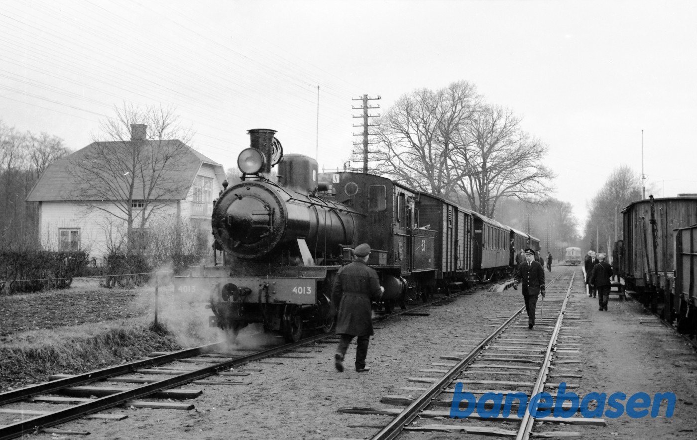 L2t 4013 med persontog L2t 4013 med persontog
