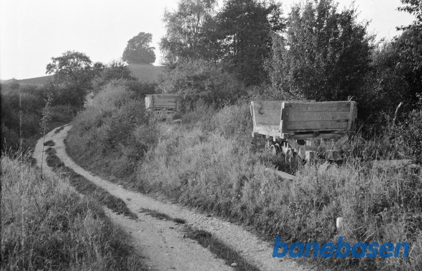Ved Blovstrød Teglværk, det er deres tipvogne, og Karen Sofies høj i baggrunden til højre Ved Blovstrød Teglværk, det er deres tipvogne, og Karen Sofies høj i baggrunden til højre