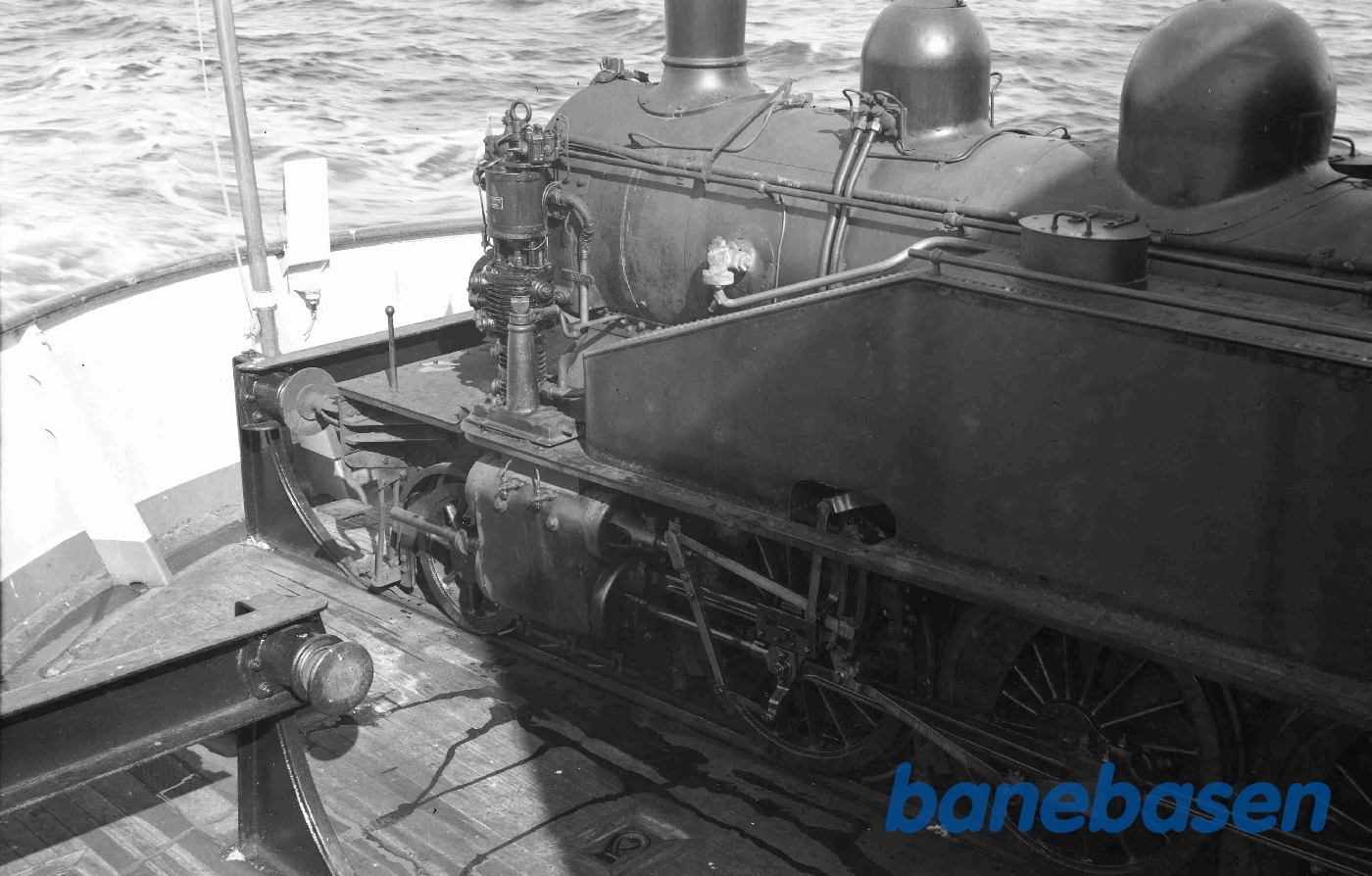 Damplokomotiv OKMJ 14 ombord på M/F Fyn, undervejs fra Odense til Maribo Damplokomotiv OKMJ 14 ombord på M/F Fyn, undervejs fra Odense til Maribo