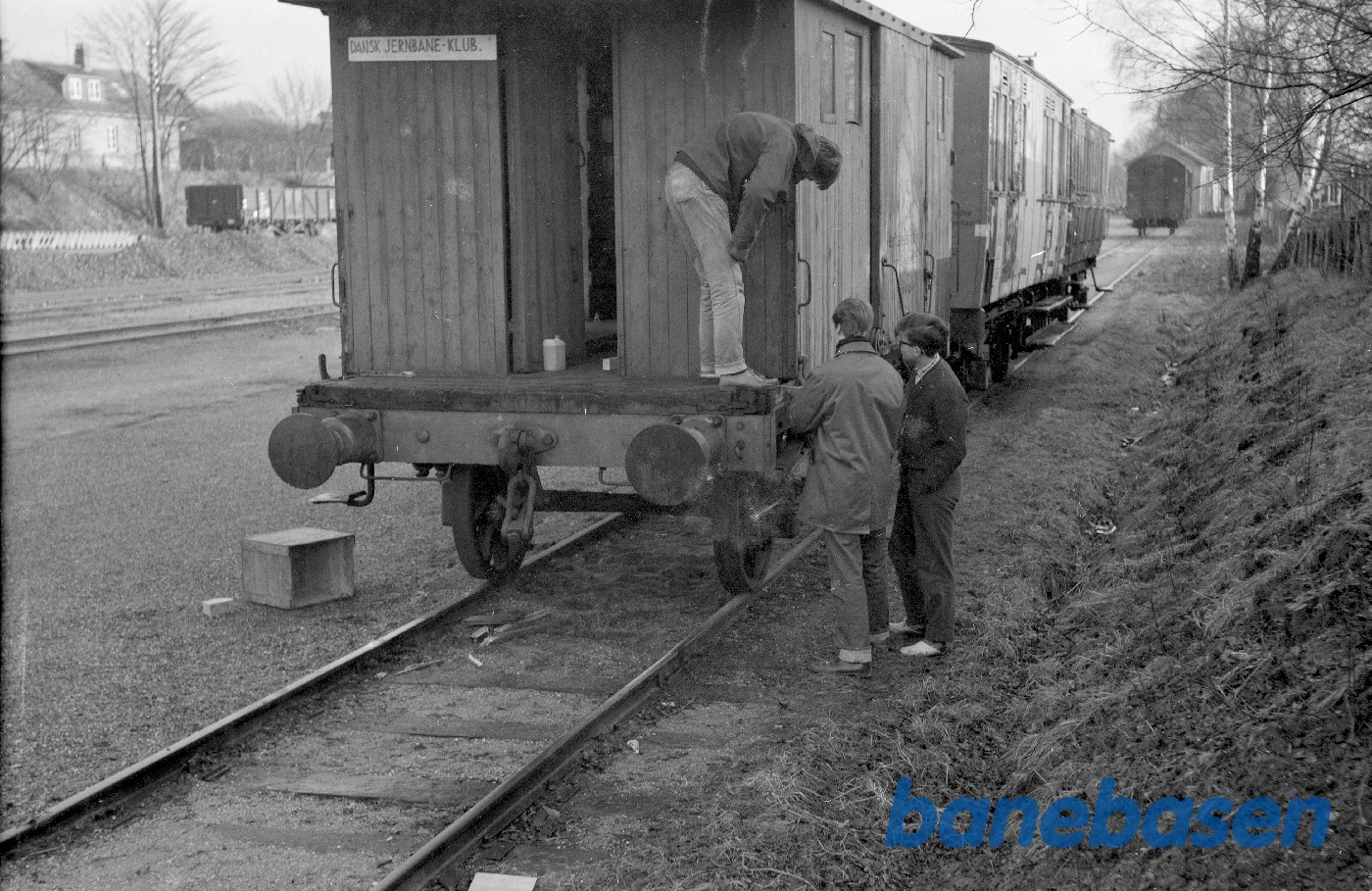 DSB Værkstedsvogn for Signaltjenesten nr. 44 + DSB Specialvogn 303 DSB Værkstedsvogn for Signaltjenesten nr. 44 + DSB Specialvogn 303