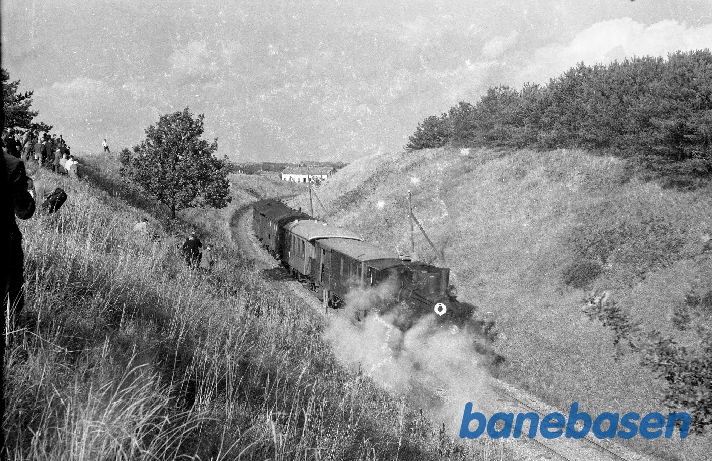 VLTJ nr. 7 med veterantog. Toget har lige forladt Gravlev station på vej mod Ebeltoft VLTJ nr. 7 med veterantog. Toget har lige forladt Gravlev station på vej mod Ebeltoft