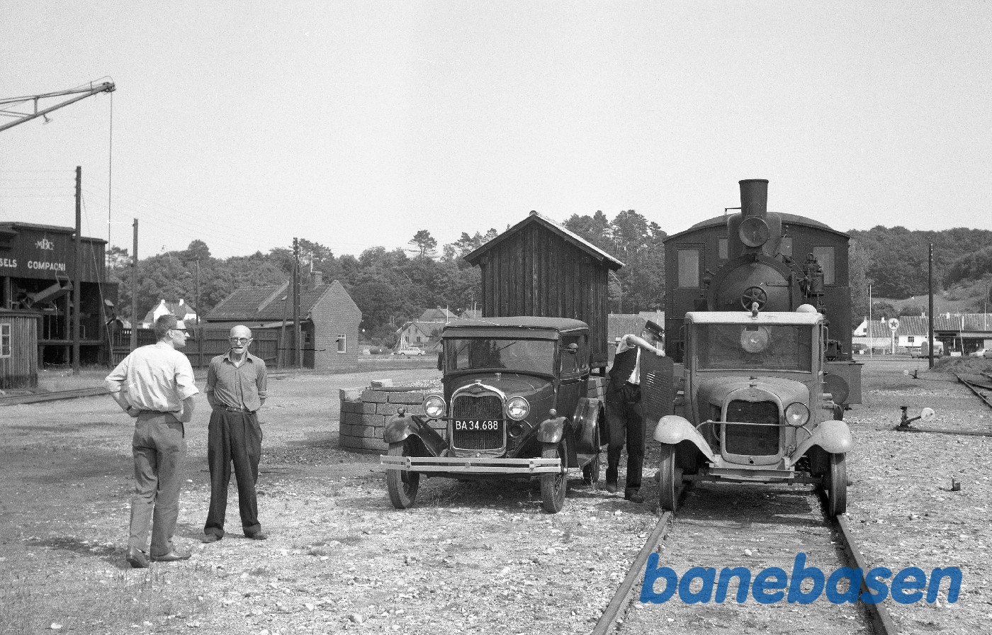 TKVJ skinnebil (Ford A) og vejgående Ford A side om side TKVJ skinnebil (Ford A) og vejgående Ford A side om side