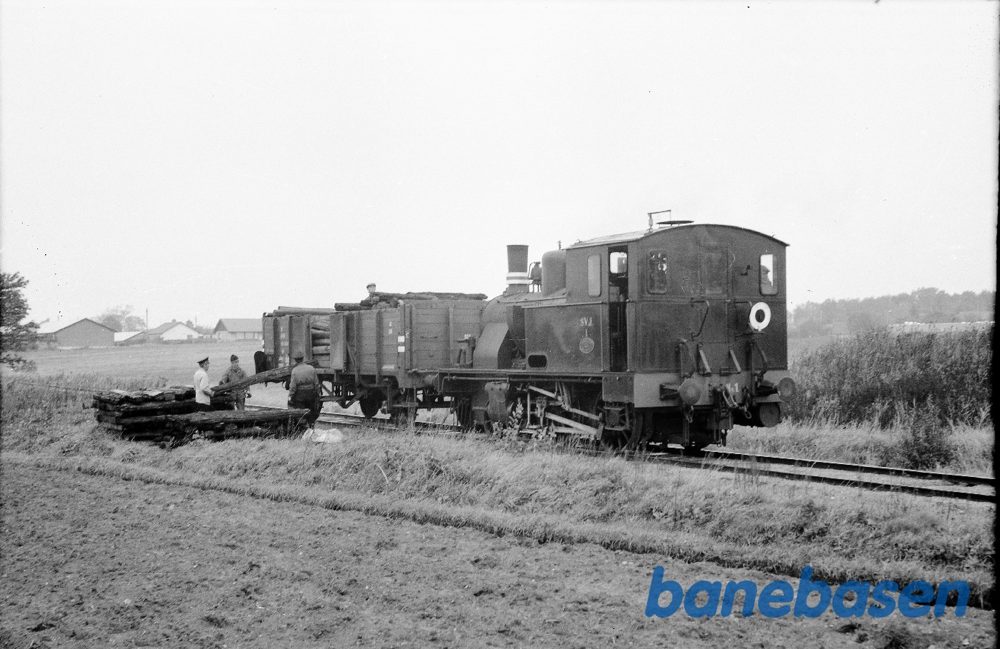 SVJ nr. 1 + DSB Elo 20 86 511 0 290 med arbejdstog for HHGB, syd for Dronningmølle SVJ nr. 1 + DSB Elo 20 86 511 0 290 med arbejdstog for HHGB, syd for Dronningmølle