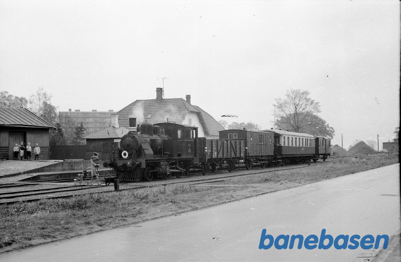 SVJ nr. 1 med arbejdstog (bl.a. vogne til Hellebæk, Dronningmølle og Gilleleje) SVJ nr. 1 med arbejdstog (bl.a. vogne til Hellebæk, Dronningmølle og Gilleleje)