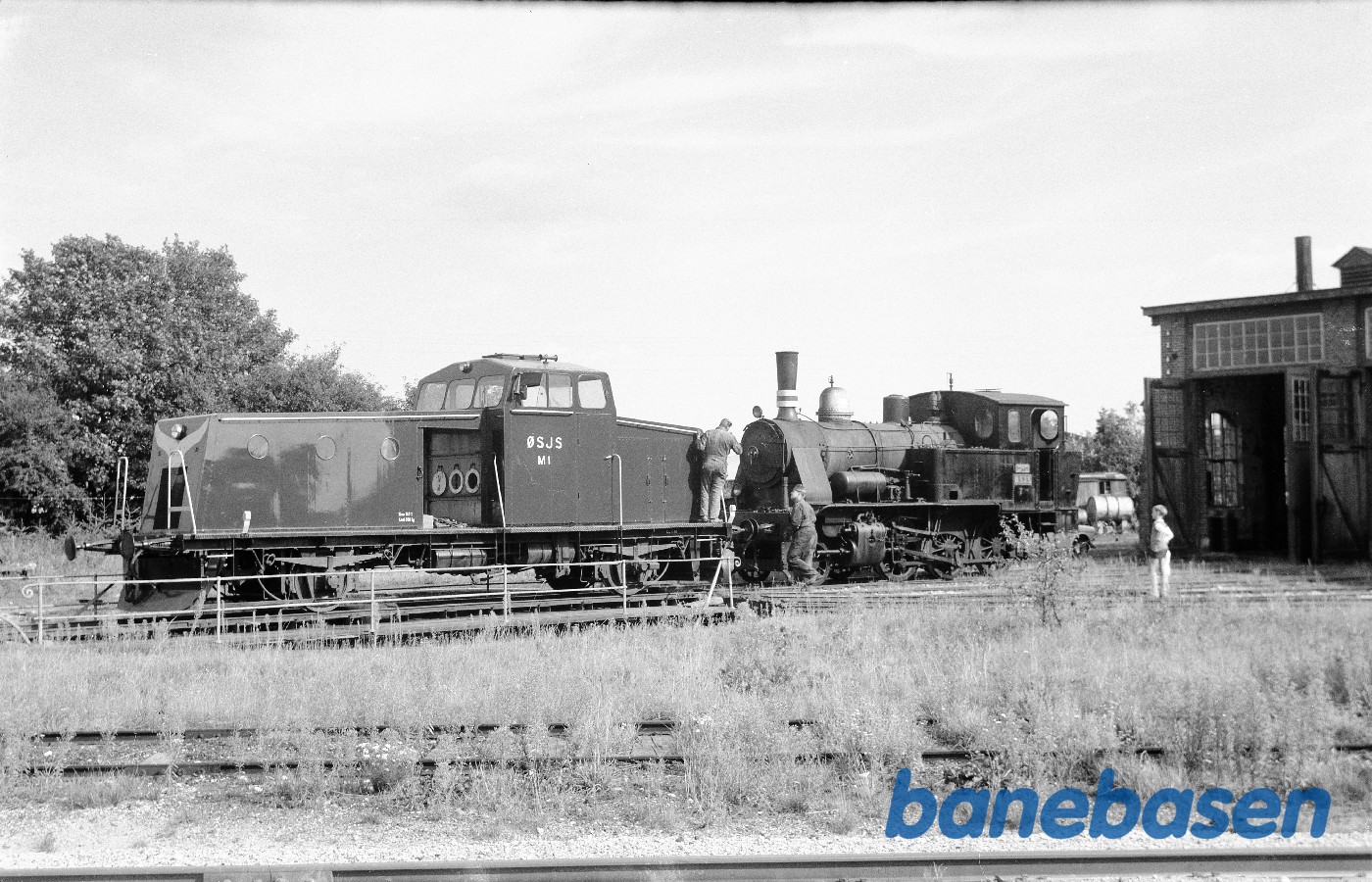 M 1 rangerer med damplokomotiv nr. 7 M 1 rangerer med damplokomotiv nr. 7