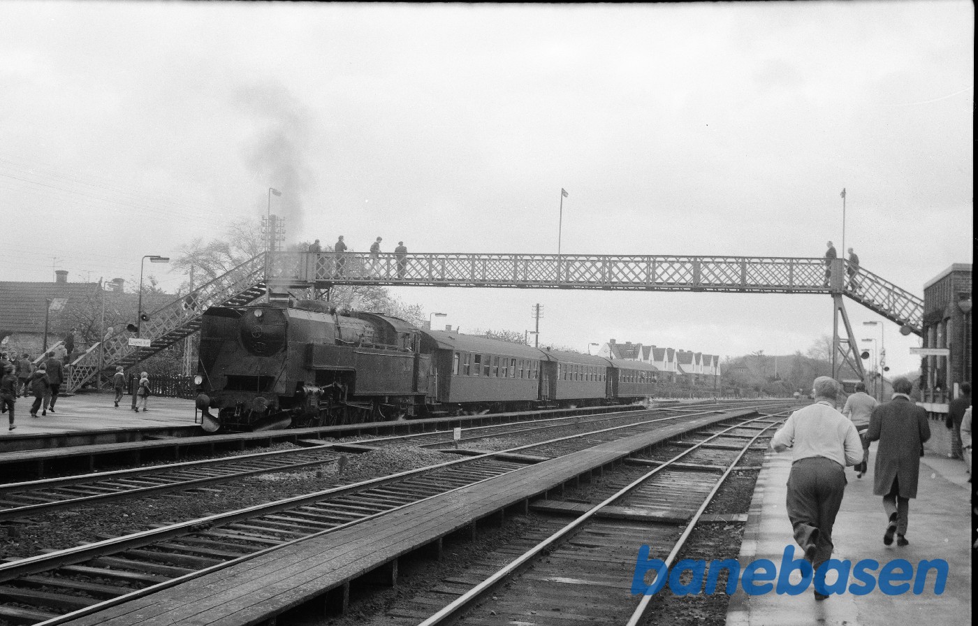 S 740 med udflugtstog for HgJK S 740 med udflugtstog for HgJK