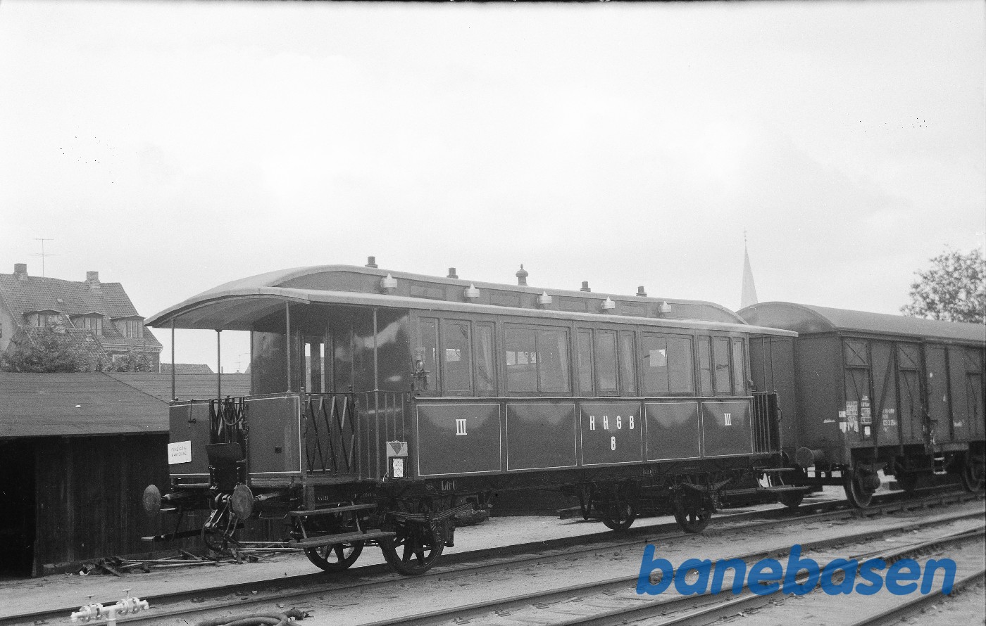 Personvogn HHGB C 8 netop ankommet til helsingør Personvogn HHGB C 8 netop ankommet til helsingør