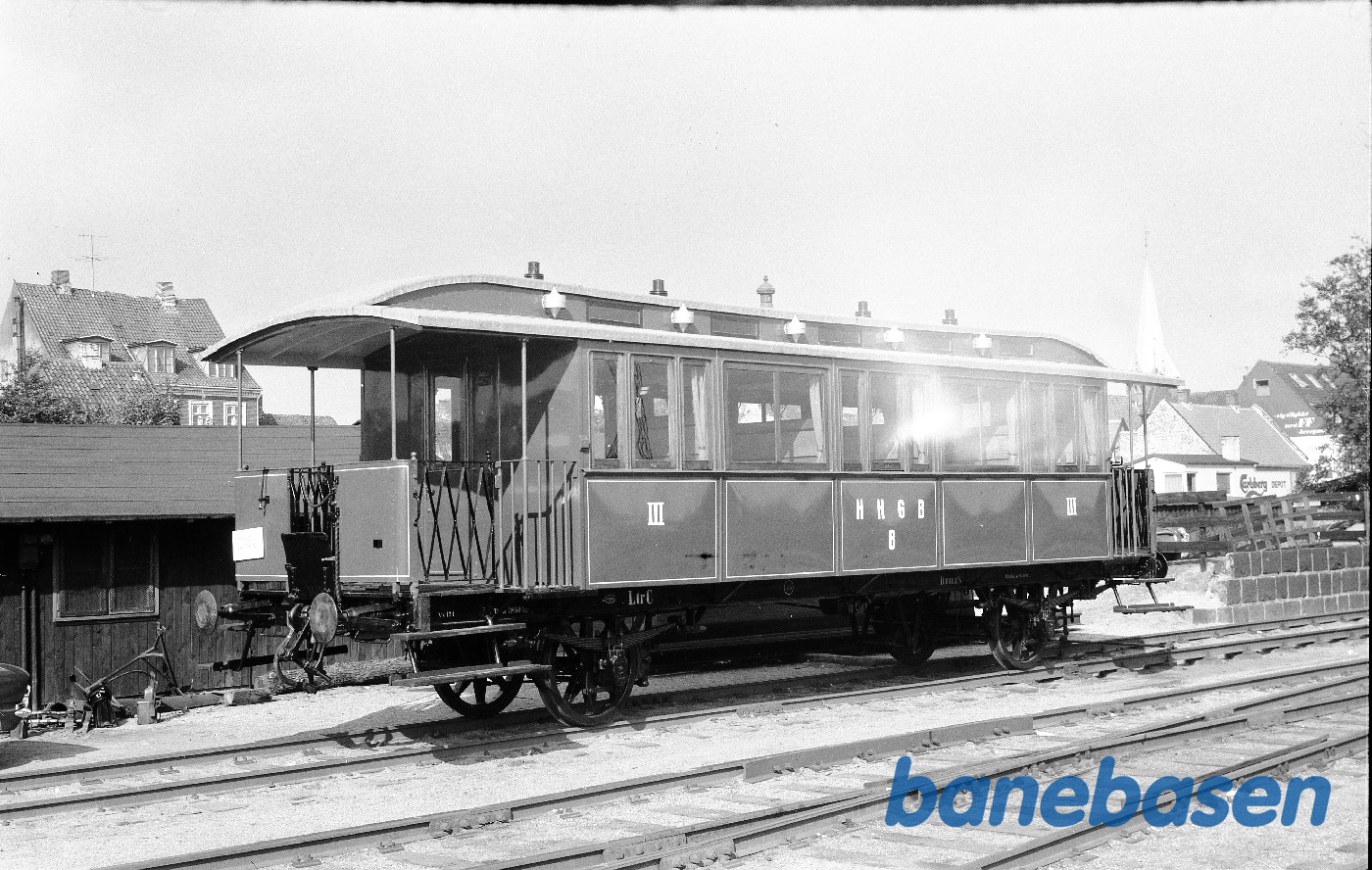 Personvogn HHGB C 8 netop ankommet til helsingør Personvogn HHGB C 8 netop ankommet til helsingør