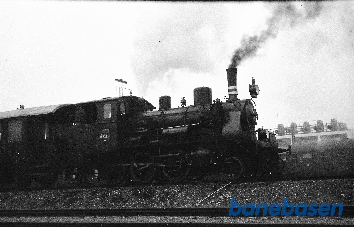 ØSJS nr. 7 med veterantog på vej til/fra Amagerbanen ØSJS nr. 7 med veterantog på vej til/fra Amagerbanen