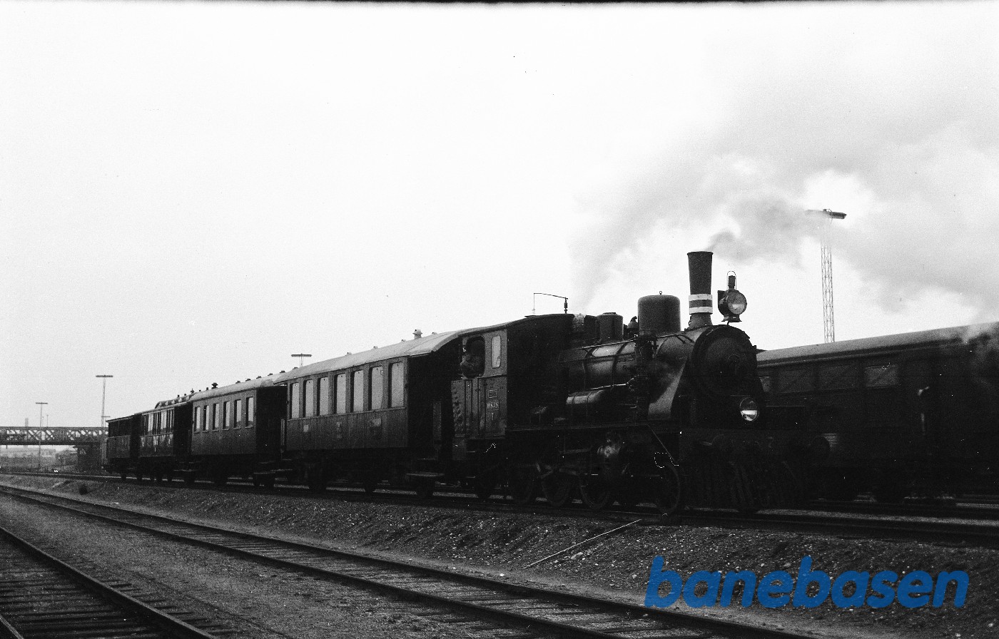 ØSJS nr. 7 med veterantog på vej til/fra Amagerbanen ØSJS nr. 7 med veterantog på vej til/fra Amagerbanen