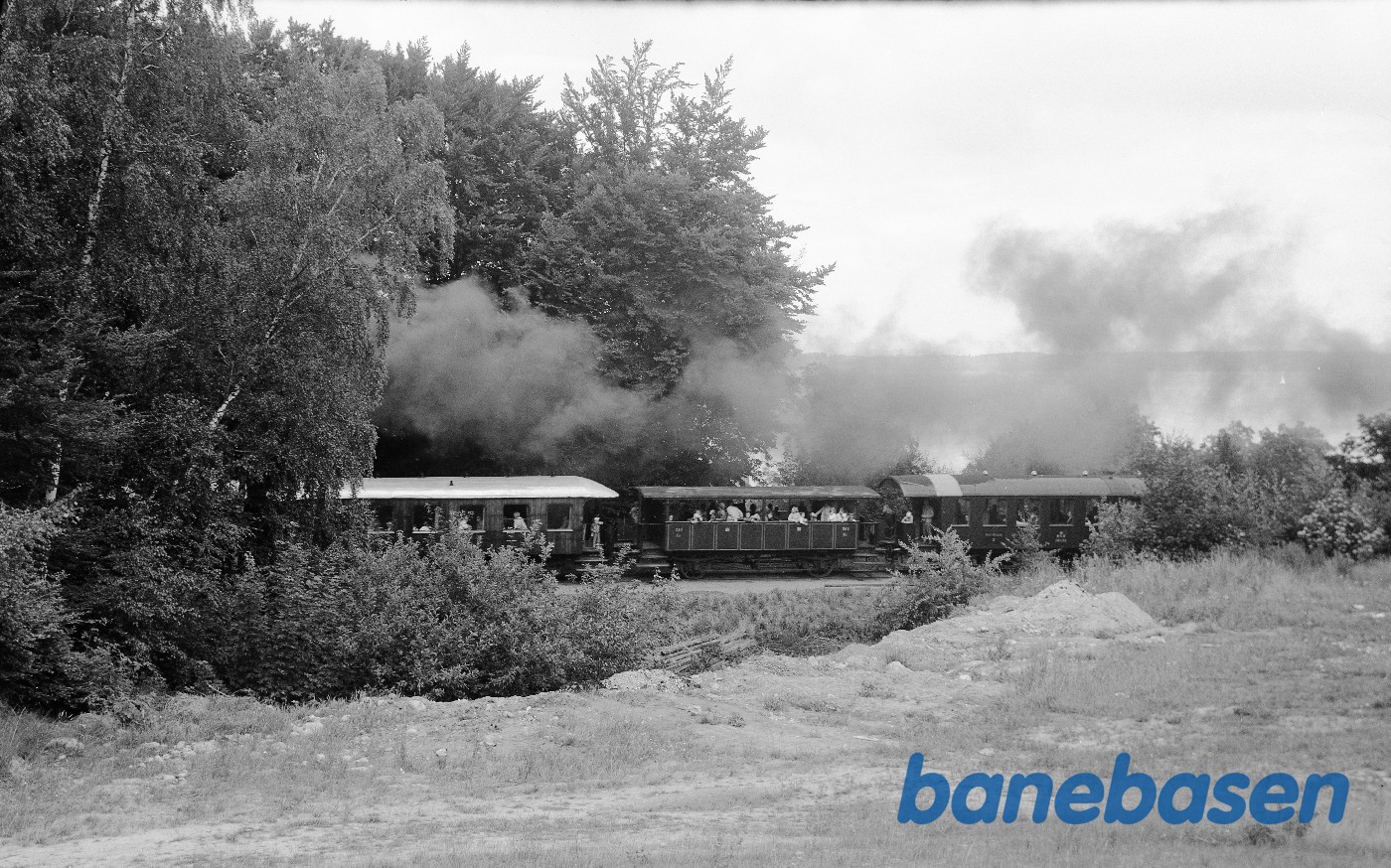 ØSJS nr. 7 med veterantog nord for Højstrup på vej mod Hellebæk (udfor Helsingør Golfbane). Sverige ses svagt i baggrunden ØSJS nr. 7 med veterantog nord for Højstrup på vej mod Hellebæk (udfor Helsingør Golfbane). Sverige ses svagt i baggrunden