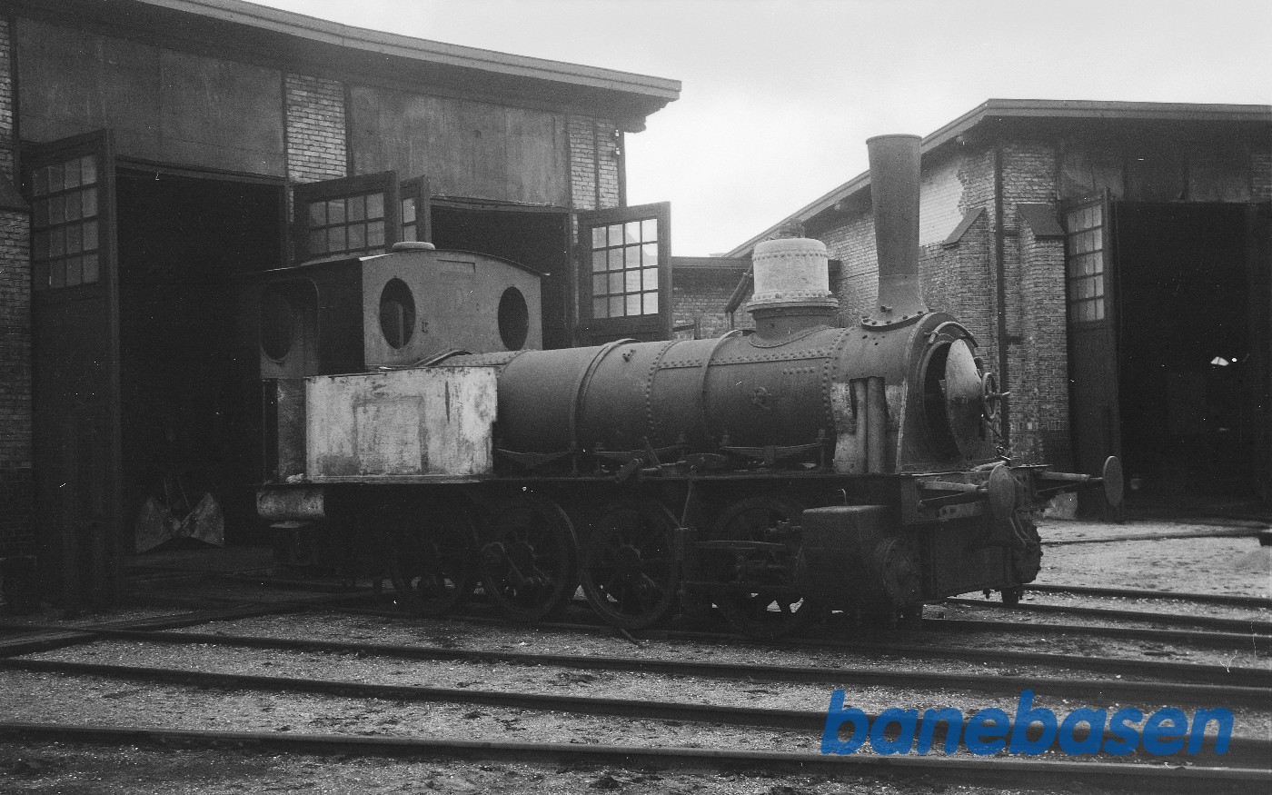 Damplokomotiv ØSJS nr. 6 under istandsættelse Damplokomotiv ØSJS nr. 6 under istandsættelse