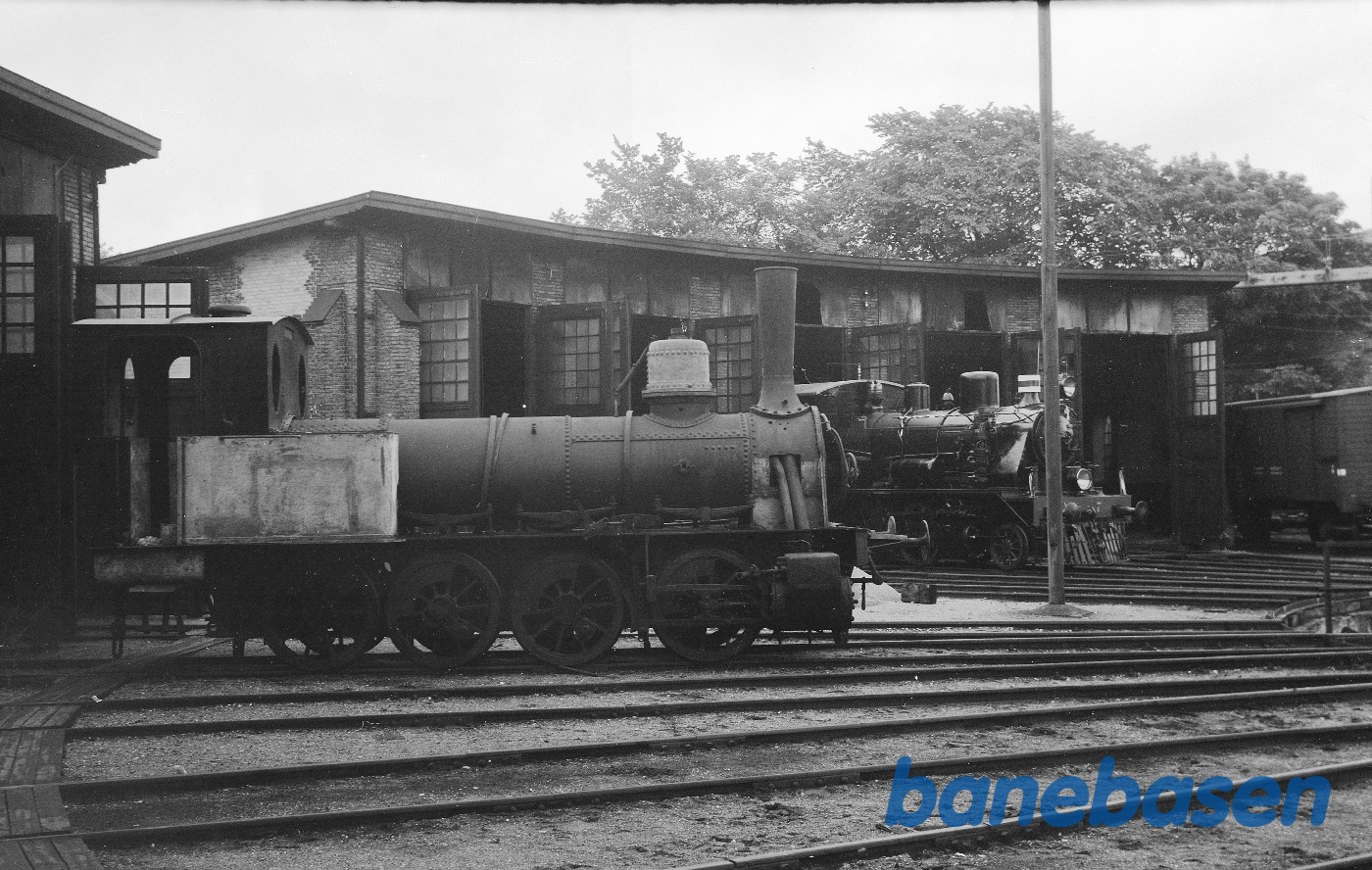 Damplokomotiv ØSJS nr. 6 under istandsættelse, i baggr. ØSJS nr. 7 Damplokomotiv ØSJS nr. 6 under istandsættelse, i baggr. ØSJS nr. 7