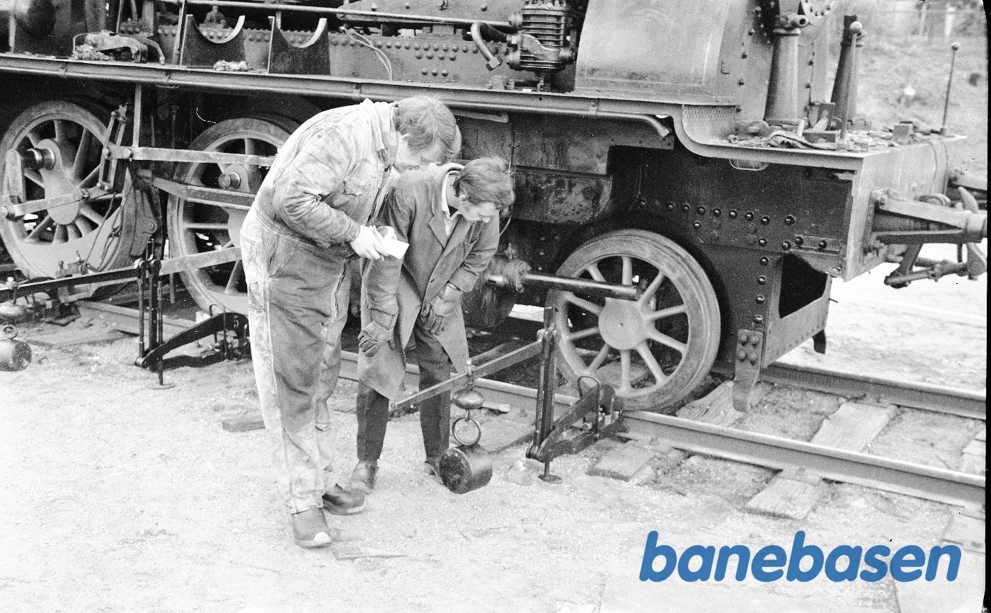 Vejning af akseltryk / tilspænding af fjeder på damplokomotiv ØSJS 7 Vejning af akseltryk / tilspænding af fjeder på damplokomotiv ØSJS 7