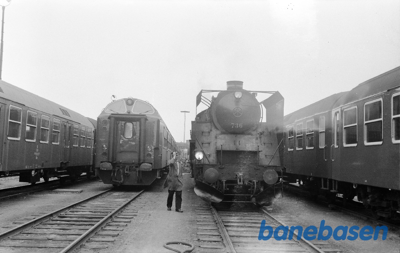 S 736 henter vogne til udflugtstog afskedstur S 736 S 736 henter vogne til udflugtstog afskedstur S 736