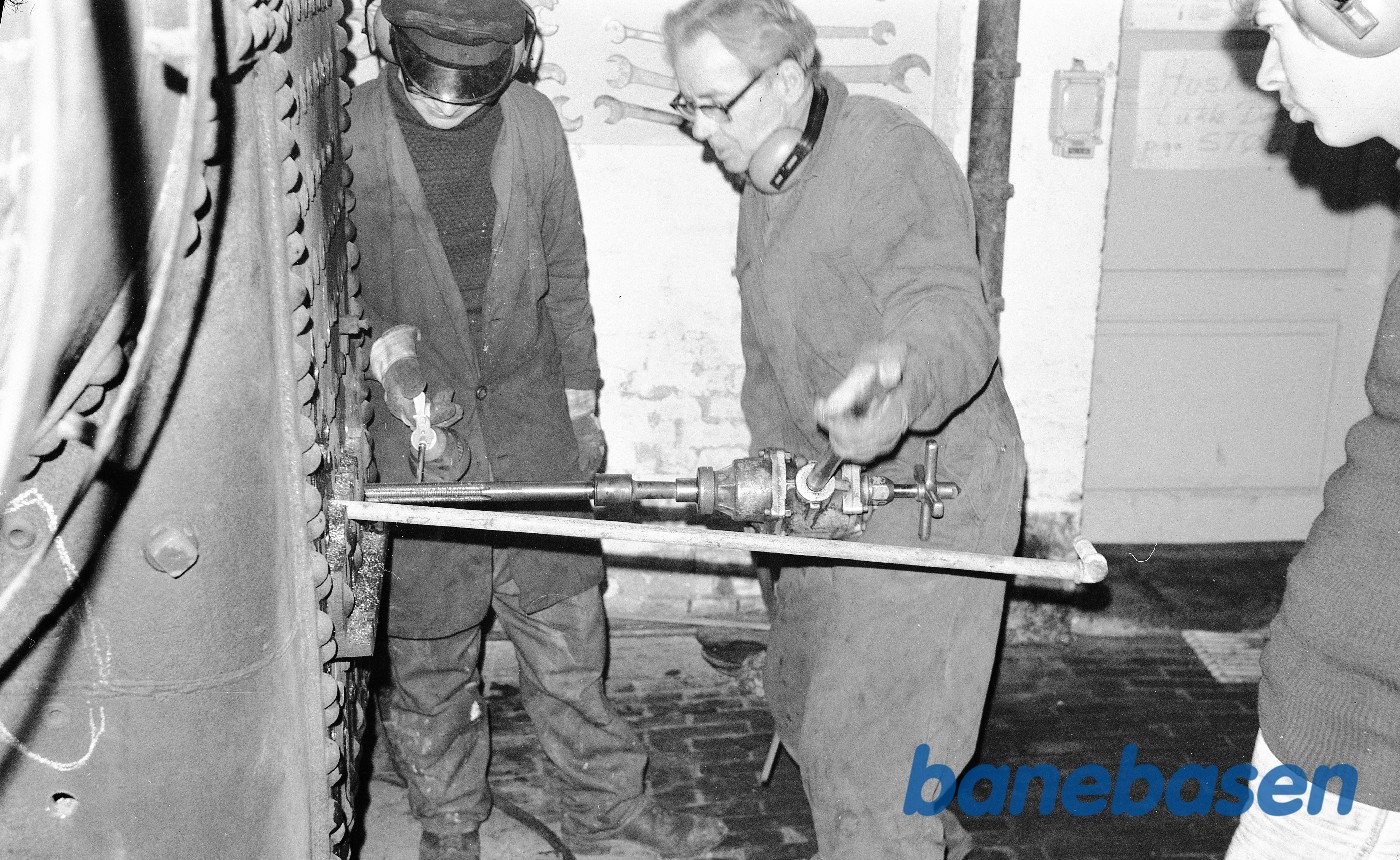 Boring af huller til støttebolte Boring af huller til støttebolte